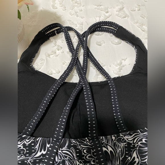 Lululemon Energy Bra in Infinity Energy Bra Alpine White Black - Picture 5 of 9